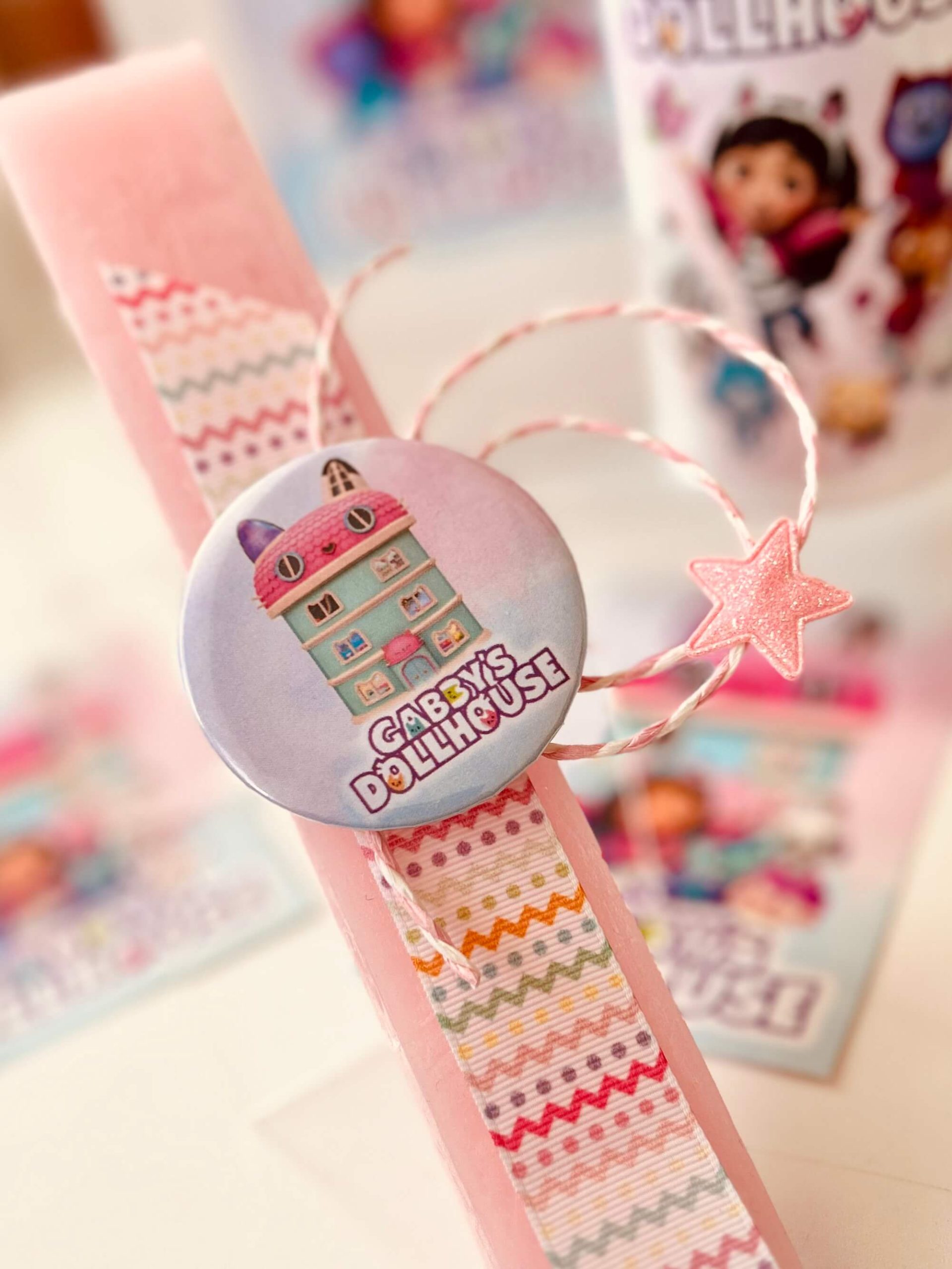 Πασχαλινή λαμπάδα Gabby's Dollhouse με παγουρίνο - Image 2